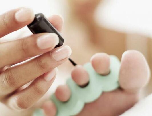 mantar enfeksiyonu için tırnakların oje ile tedavisi